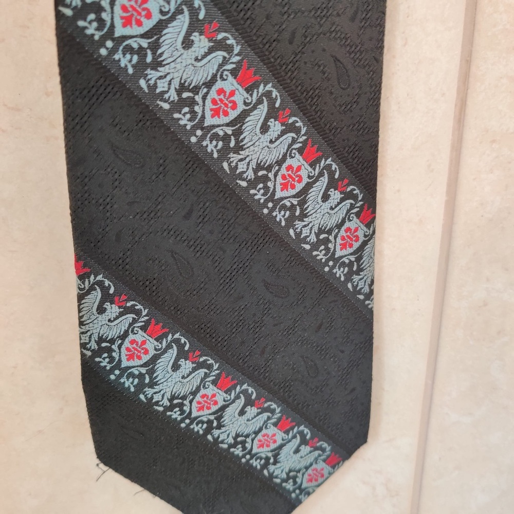 A blue tie